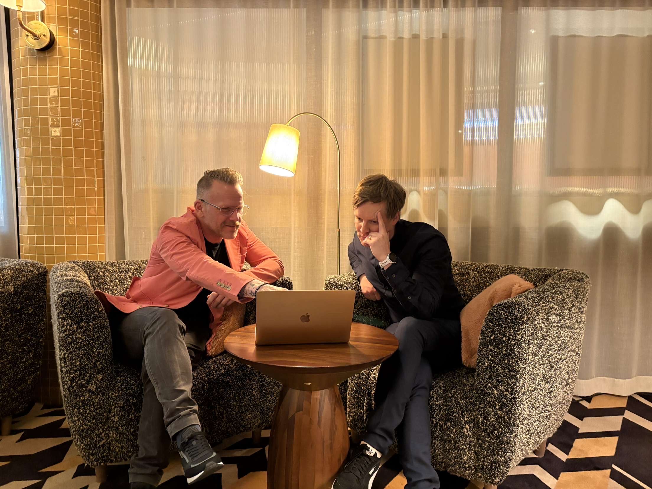 Två män som sitter och diskuterar